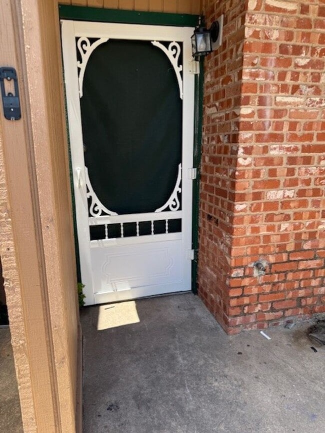 Building Photo - 6929 SW Hampshire- AVAILABLE NOW!