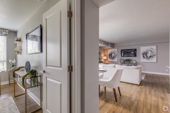 3BR, 2BA - 1211SF