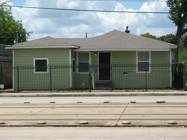 Building Photo - 2610 Scott St Rental