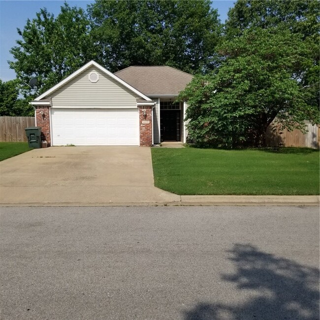 Building Photo - 1827 N Pine Crest Ave