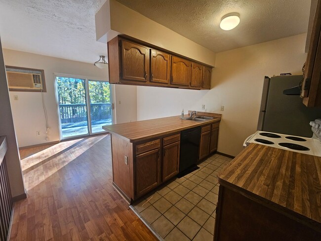 Photo - 4790 Sunnybrook Rd