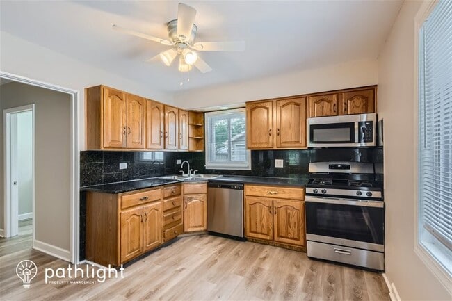 Photo - 612 W James St