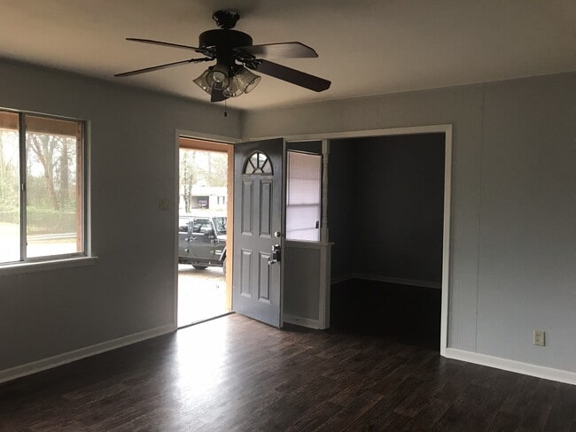 Photo - 3/2/1 fenced yard and pet friendly