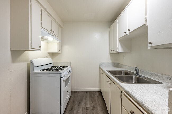 1BR, 1BA - 600SF - Kitchen
