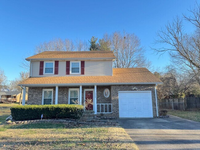 Building Photo - Centrally Located in St. B! 3 Bedrooms and 2.5 Baths! Fenced Backyard!