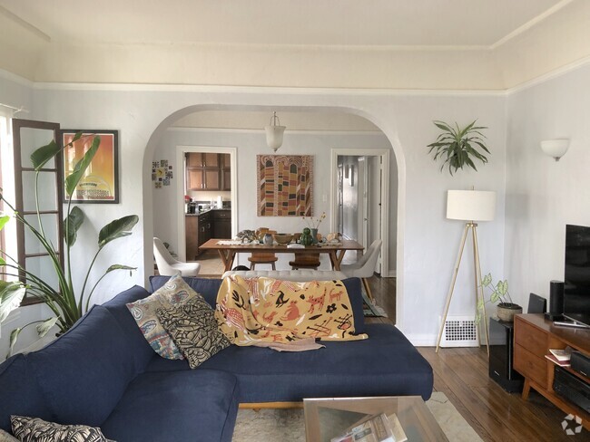 Building Photo - 361 1/2 N Curson Ave Rental