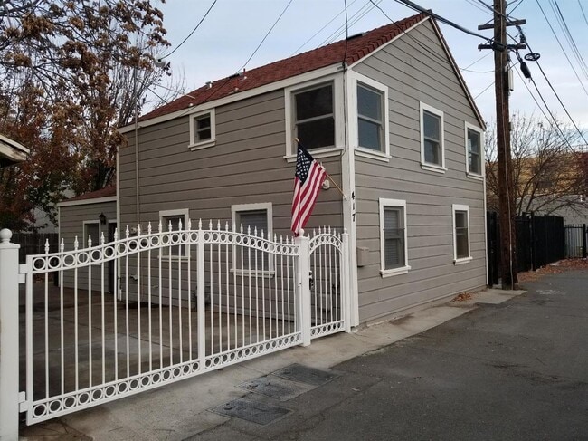 Building Photo - GREAT DOWNTOWN LOCATION!! GATED PARKING! Rental