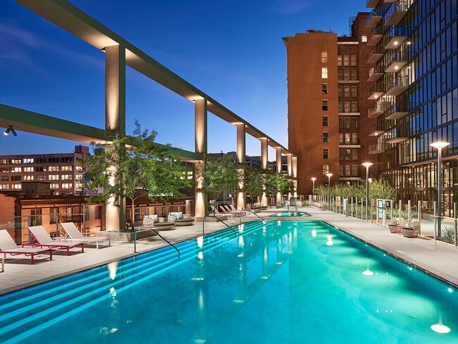 Resort-Style Pool, Spa and Sundeck - Sentral DTLA at 732 S. Spring Apartments