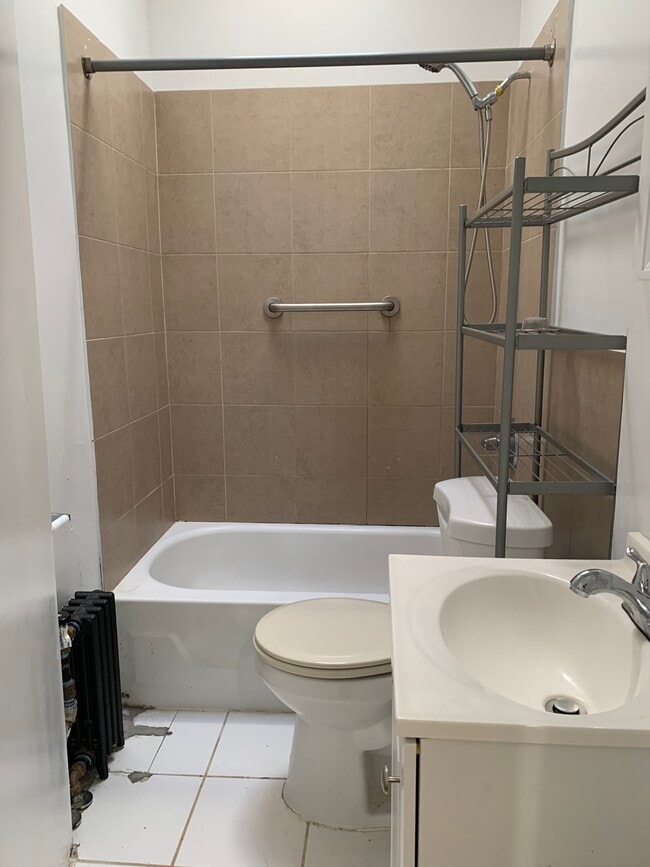 Photo - 366 E 28th St