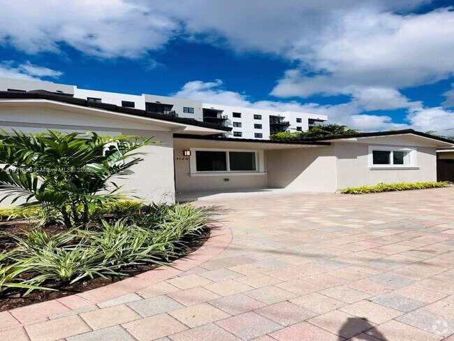 Building Photo - $5,100 4120 sw 69 ave Rental