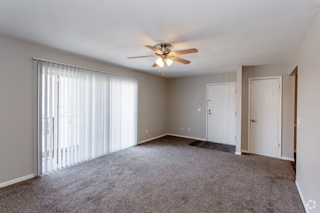 2BR, 1BA - 870 SF