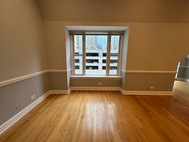 Ventana de la sala de estar - 1154 N Dearborn St