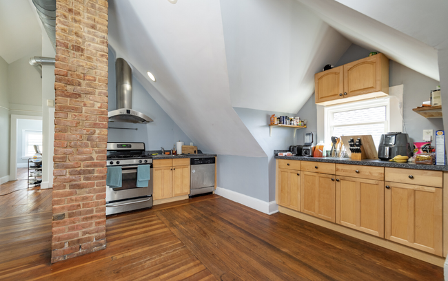 Building Photo - 98 Elm St Unit 3 Rental
