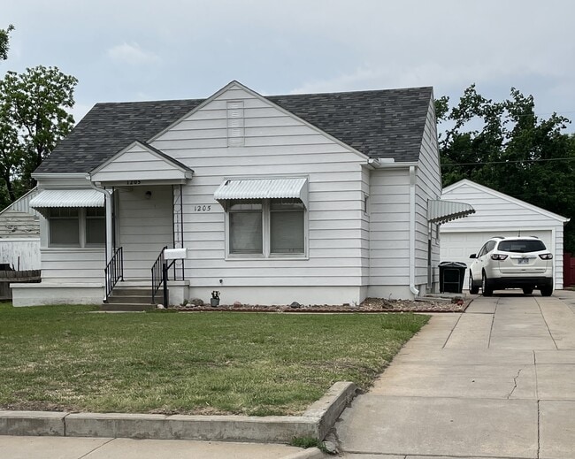 Building Photo - 1205 Jackson St