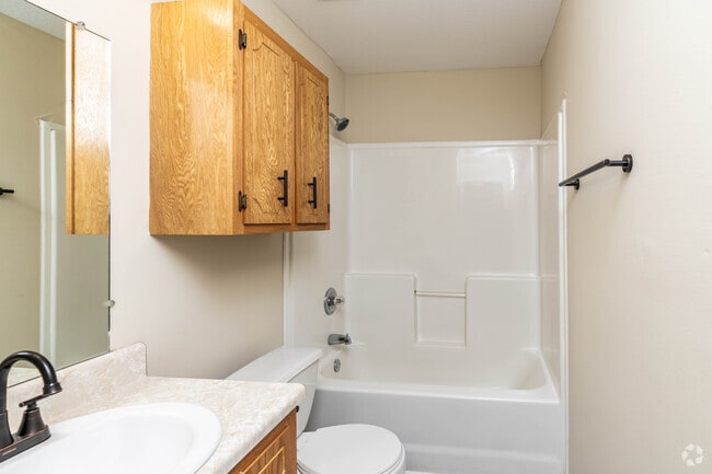 2BR, 1BA - 1,000SF - Primary Bathroom