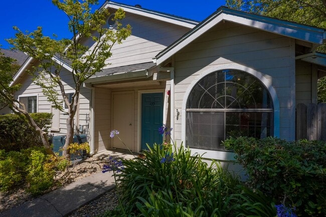 Building Photo - Stylish Napa Condo with Vaulted Ceilings &...