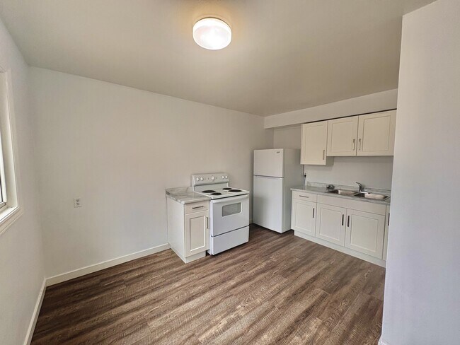 Photo - 766 Indian Rd N