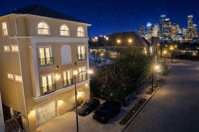 Building Photo - 314 W Bell St Unit 203