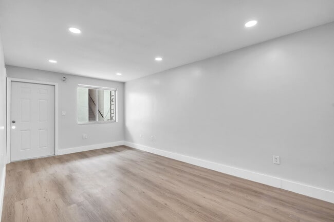 560 NE 63rd St Unit 4