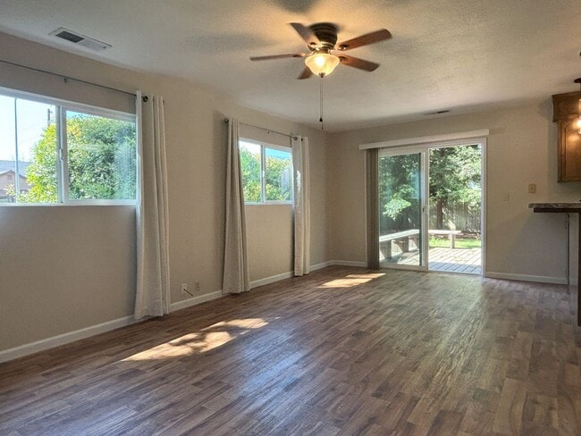 Photo - 2 bedroom house with beautiful backyard!