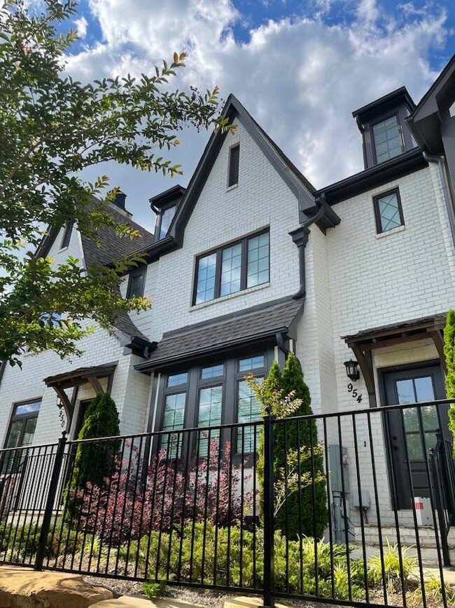 Photo - 954 Lennox Blvd Townhome