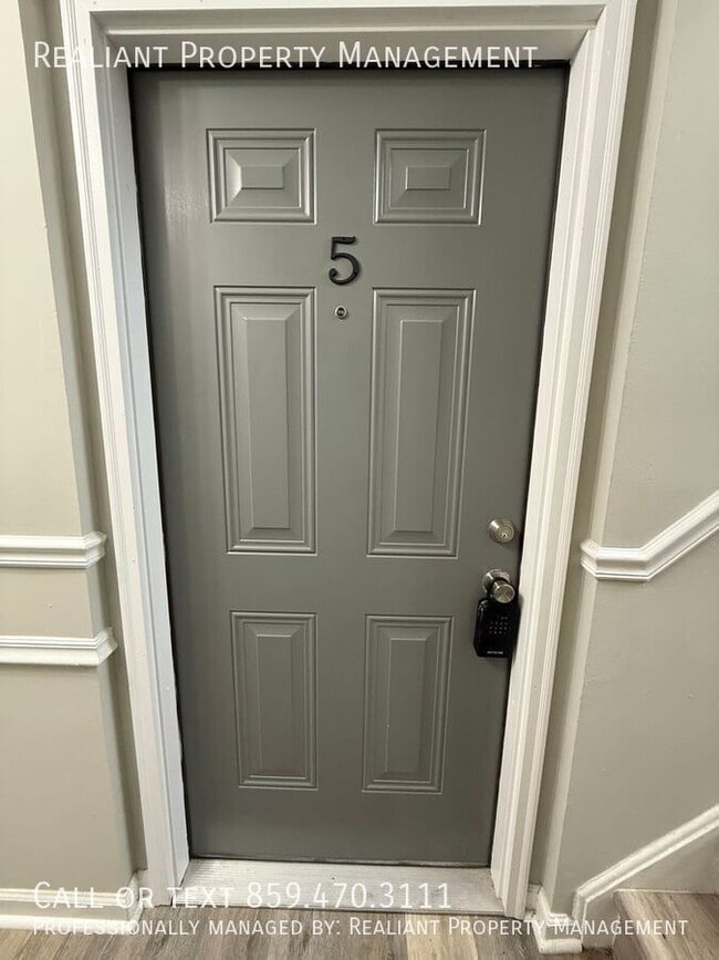 Building Photo - 209 Lakeshore-5 Unit 5