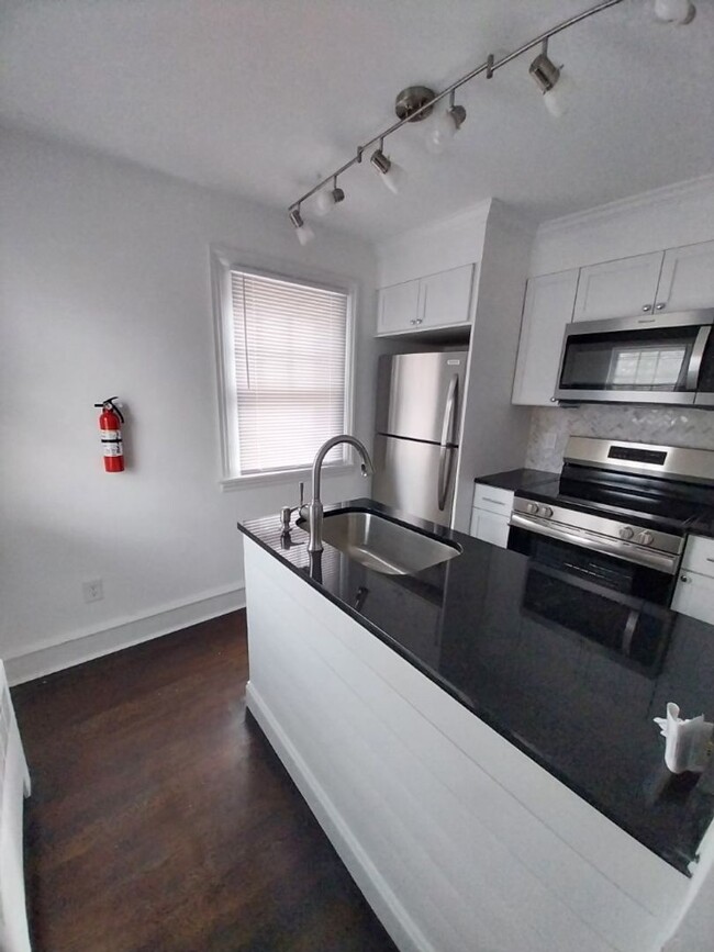 Nicely Updated 3 Bed/1 Bath House in Colma... - Nicely Updated 3 Bed/1 Bath House in Colma...