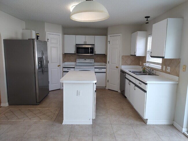 Photo - Spacious 4 bedroom, 2.5 bathroom house in Poinciana