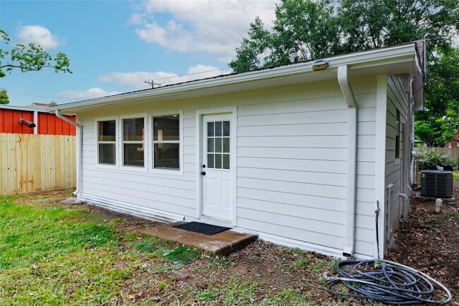 Photo - 704 W Willis St