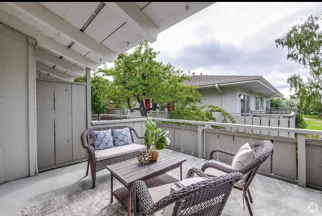 Building Photo - Welcome to this beautiful upstairs condo n...