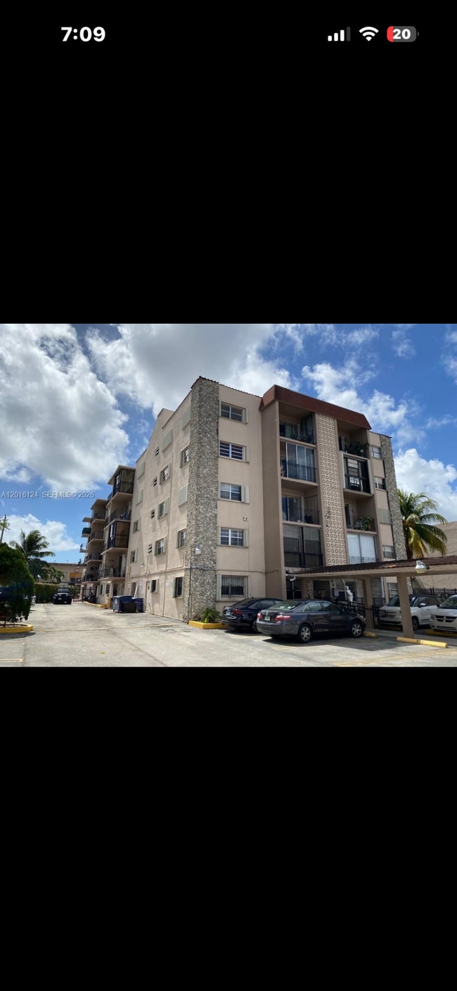 Building Photo - 3640 NW 9th St Unit 311
