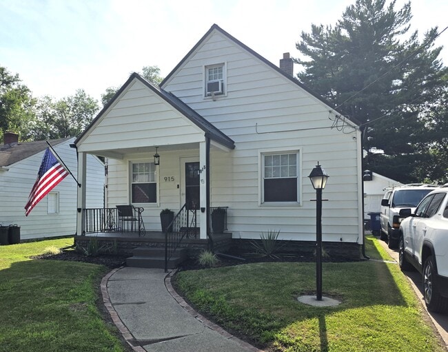 Building Photo - 915 Mackow Dr