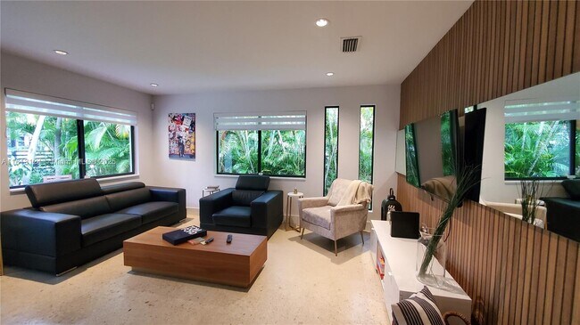 Photo - 77 NE 43rd St