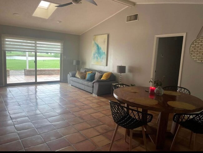 712 Continental Dr