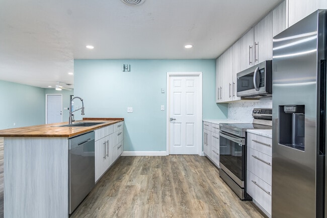 Photo - 1 W Point Dr