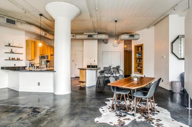 Photo - 2220 Canton St Unidad 209