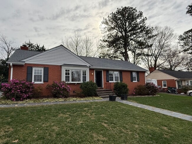Photo - Three Bedroom Two Bath Home in Ridgeview/Parham & Ridge Area. Available in December!