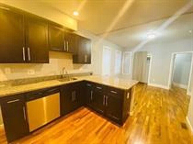 Building Photo - 39 Pinckney St Unit 1 Rental