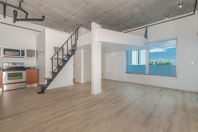 Building Photo - 10 SW South River Dr Unit 607