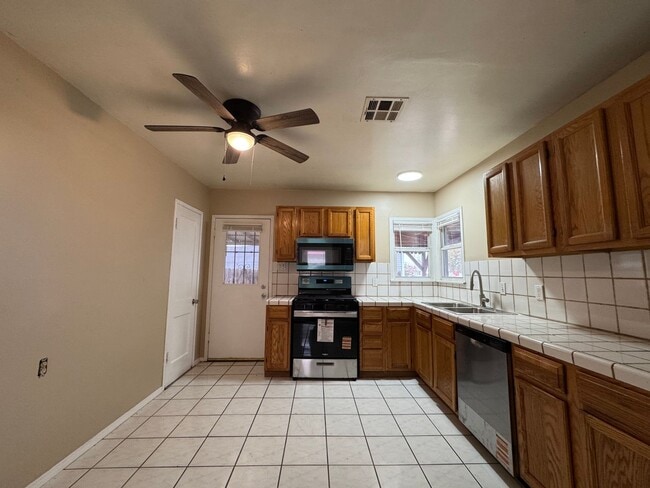 Photo - Charming home in 93308!