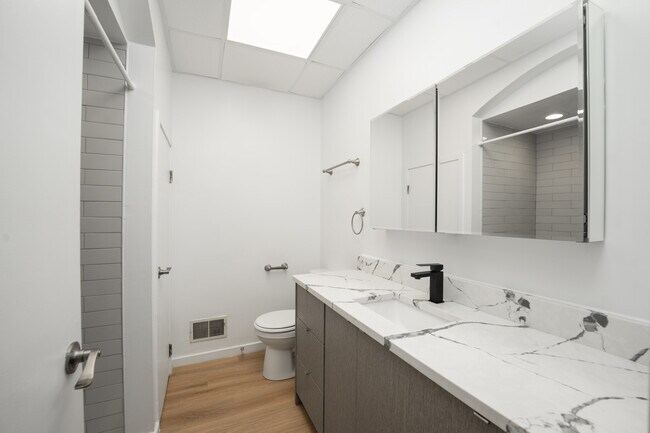 Photo - 2727 N Clark