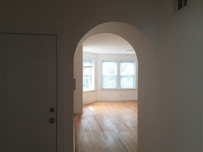 Photo - 6429 N Claremont Ave Unit 2