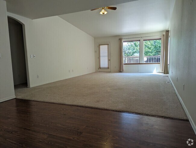 Building Photo - Updated 2 bedroom condo near North 40