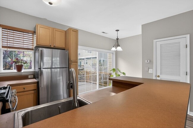 Photo - 23185 Blackthorn Square