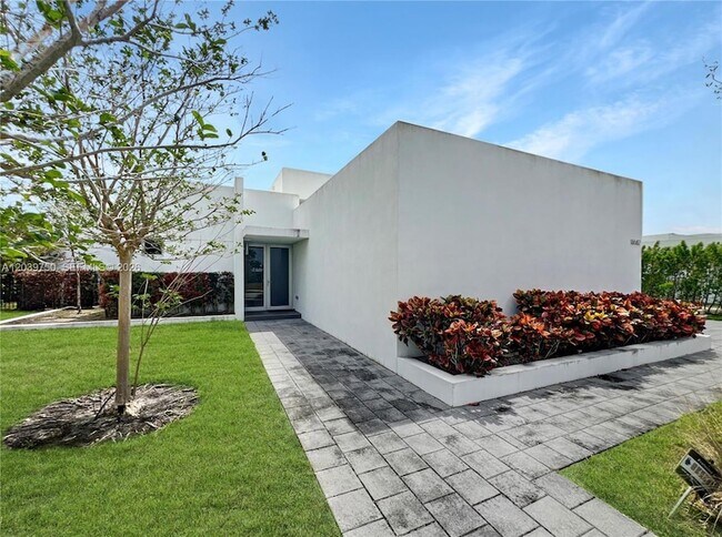 Photo - 16582 Botaniko Dr S
