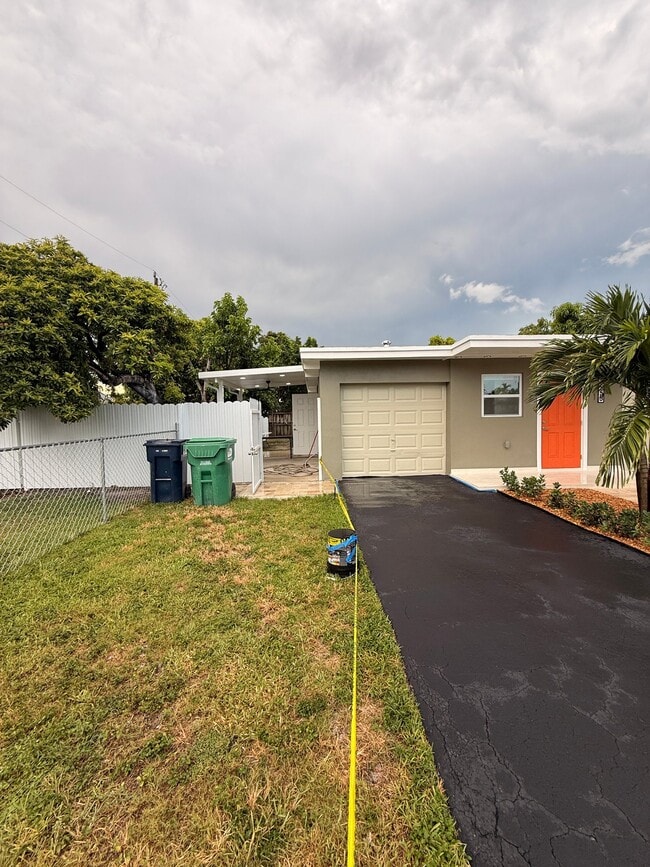 Building Photo - 10555 SW 32nd St Unit B