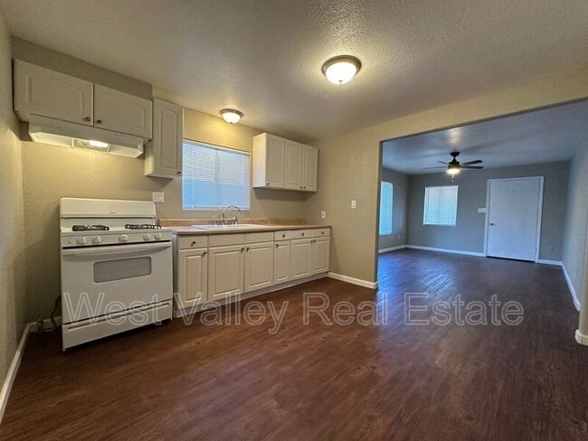 Photo - 303 Taylor St