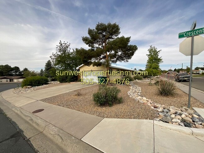Building Photo - 4 Bedroom, 2 Bathroom House with Fenced Ba...