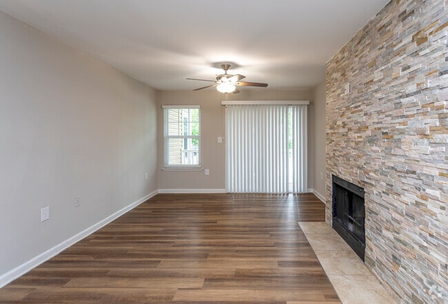 3BR, 2BA - 1160 SF