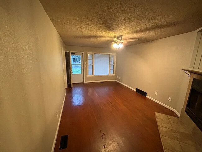 Photo - 3 bed 1 bath Home For Rent